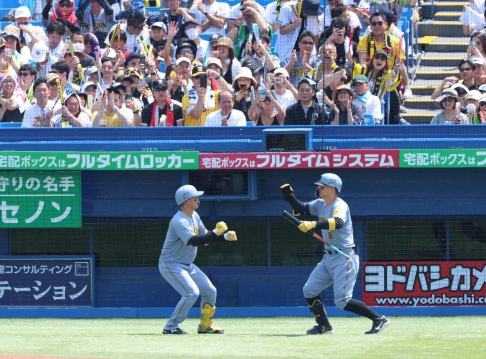 　１回、左中間に先制ソロを放ち、佐藤輝に迎えられる森下（撮影・金田祐二）