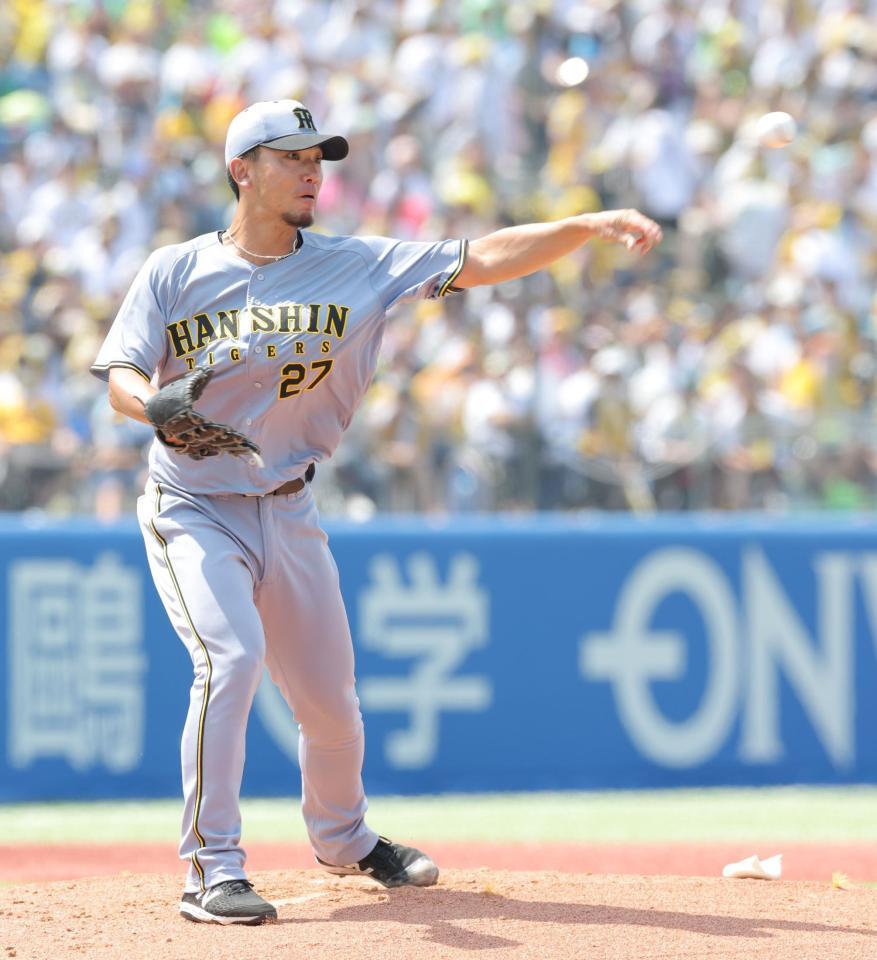 　１回、打者・増田の時、けん制球でオスナをアウトにする伊藤将（撮影・西岡正）