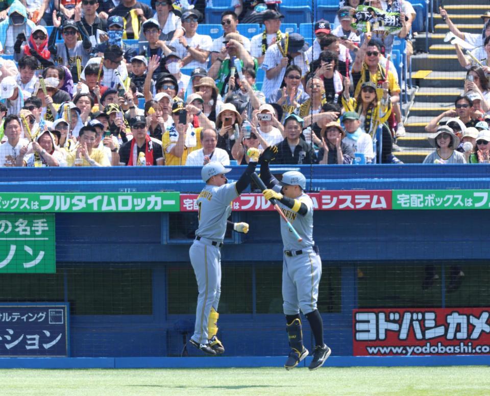 　１回、左中間に先制ソロを放ち、佐藤輝に迎えられる森下（撮影・金田祐二）