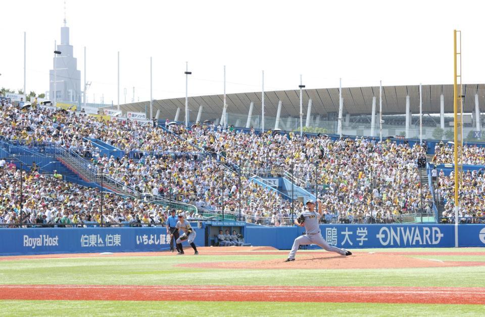 　満員の三塁側スタンドを背に力投する伊藤将（撮影・西岡正）