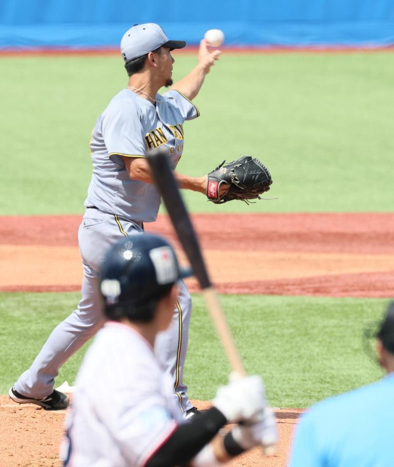 　１回、一塁へけん制球を投げ、走者のオスナをアウトにする伊藤将（撮影・田中太一）