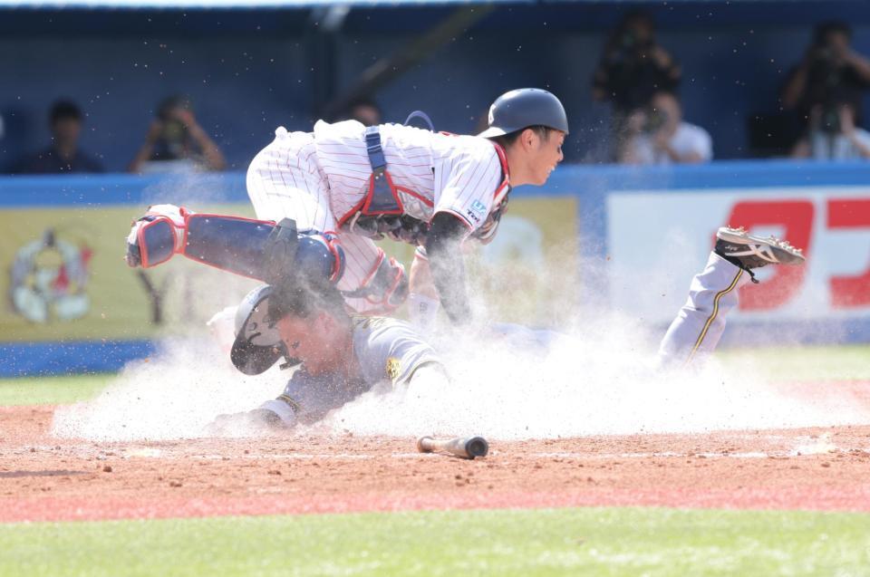 　５回、伊藤将のスクイズで生還する前川（撮影・西岡正）