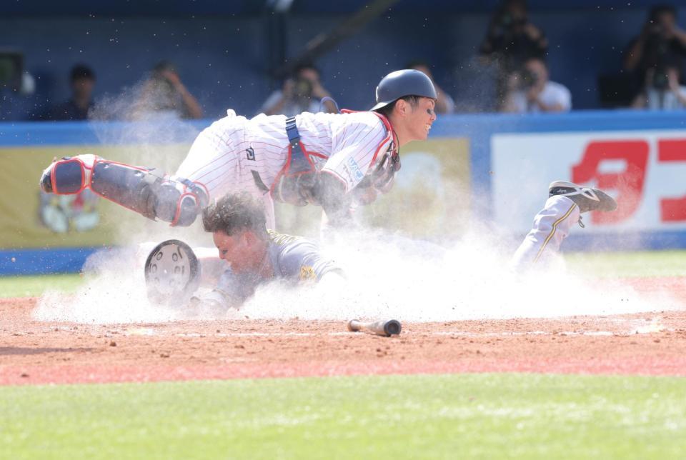 　５回、伊藤将のスクイズで生還する前川（撮影・西岡正）