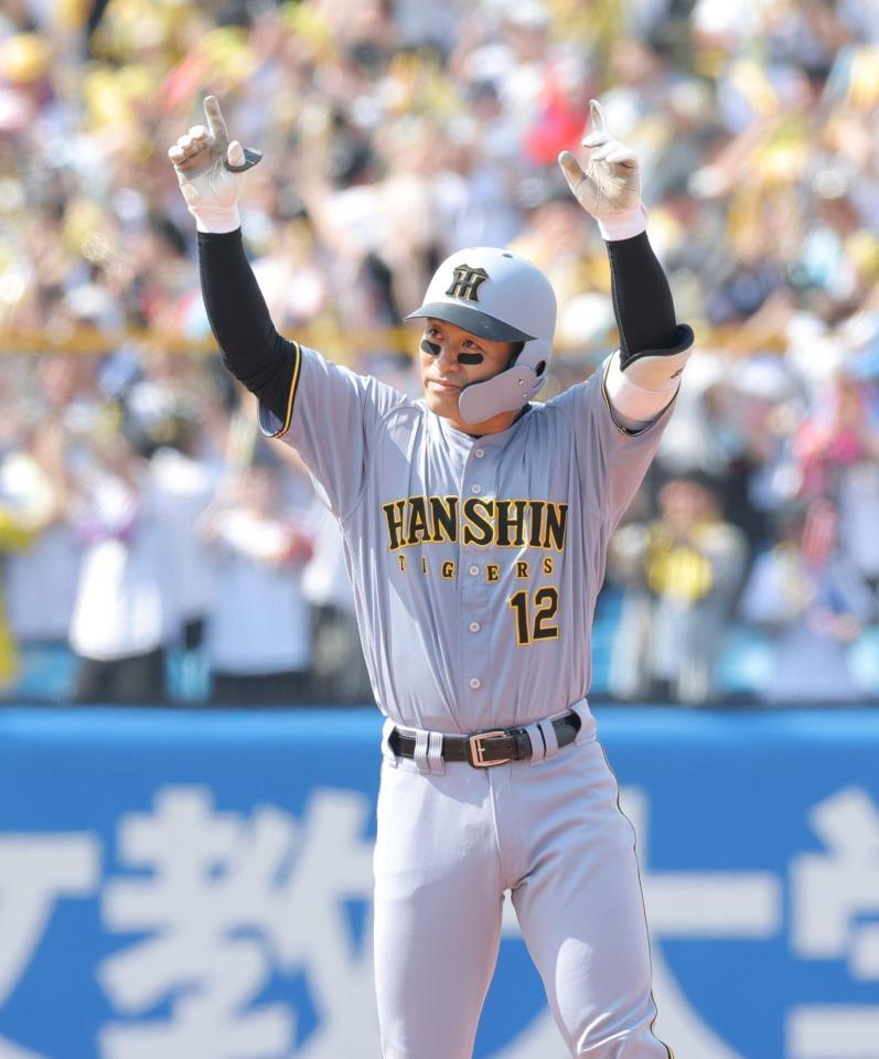 　５回、適時二塁打を放ち、ベンチへ向かってポーズをとる坂本（撮影・西岡正）