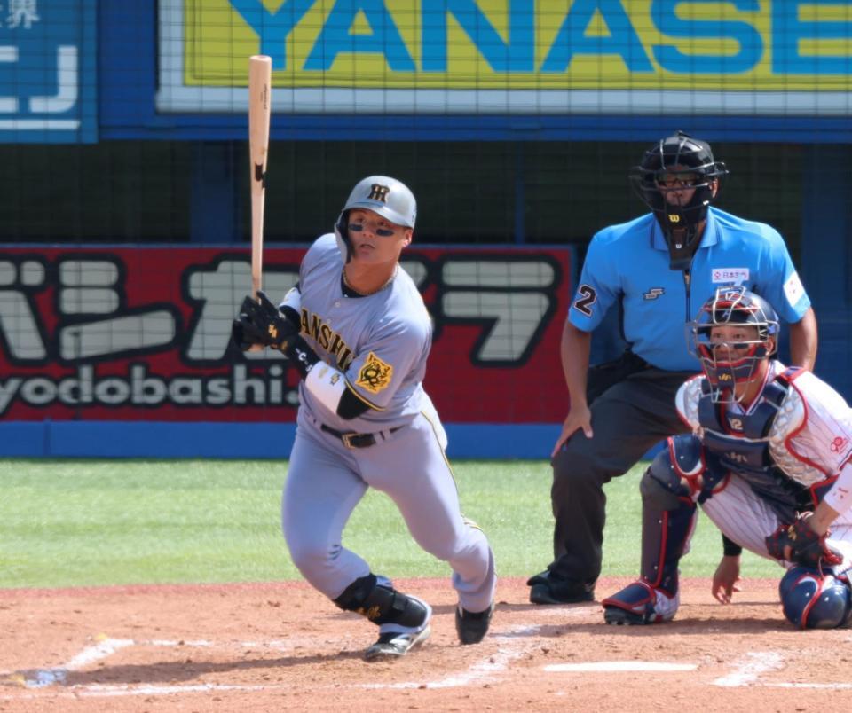 　５回、中前打を放つ前川（撮影・金田祐二）