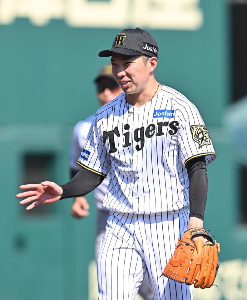 　８回を３者連続三振に抑え、笑顔を見せる石井（撮影・西田忠信）