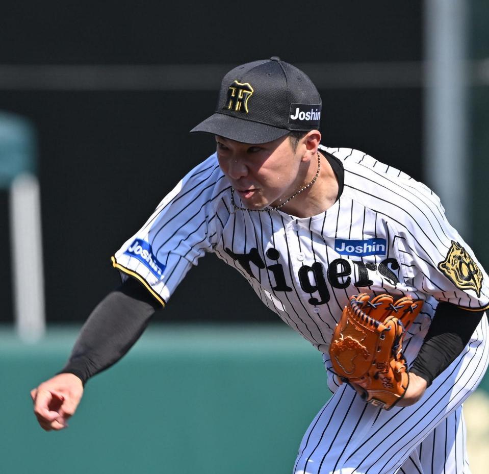 　８回に登板し、３者連続三振に抑えた石井（撮影・西田忠信）