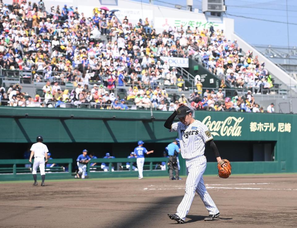 　８回を３者連続三振に抑え、歓声を浴びながらベンチに戻る石井（撮影・西田忠信）