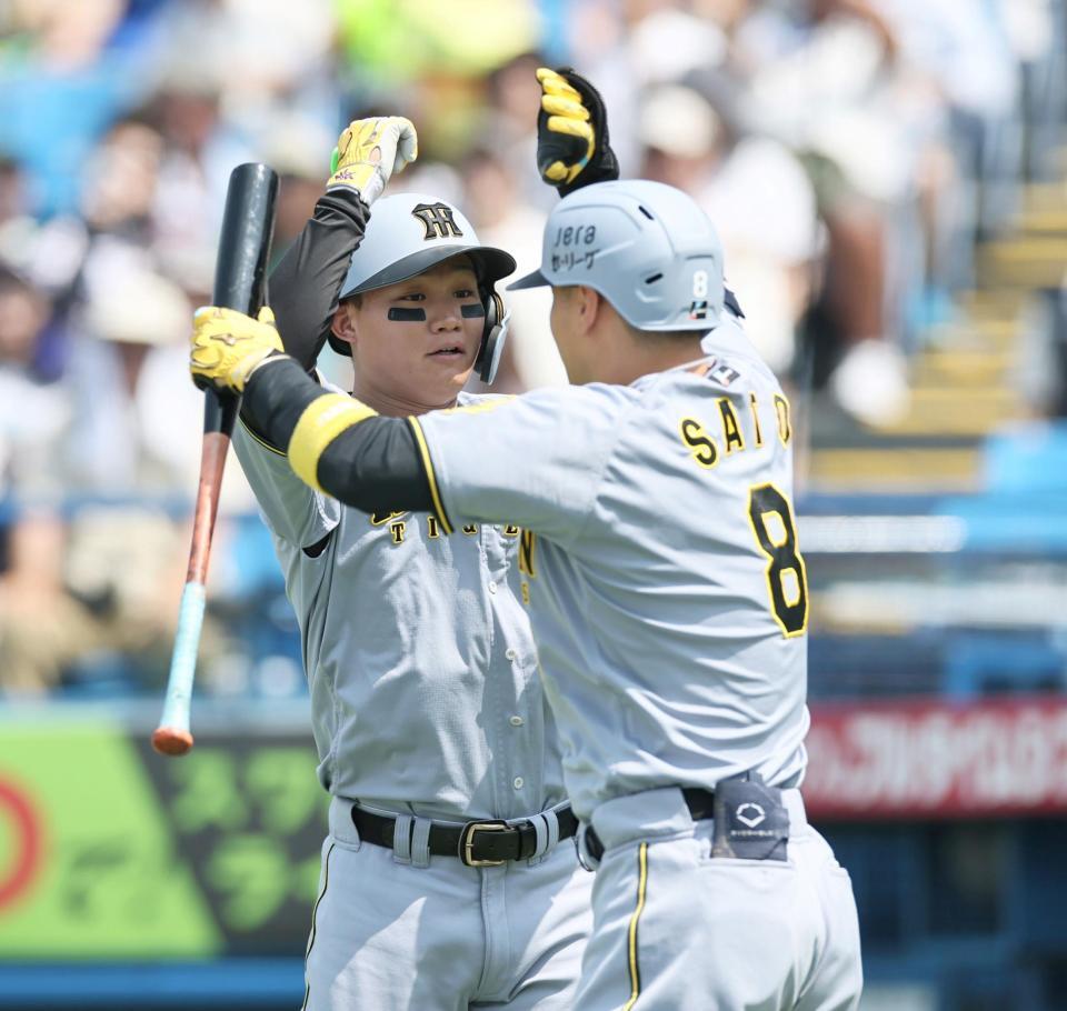 　１回、ソロを放った森下は佐藤輝とタッチを交わす（撮影・田中太一）