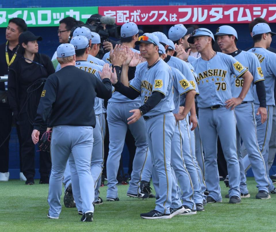 　勝利を喜ぶ藤川監督（撮影・金田祐二）