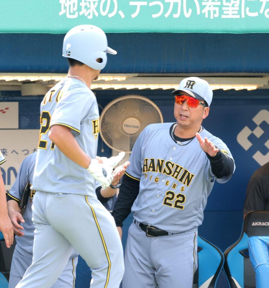 　５回、中野の中犠飛で生還した伊藤将（左）を迎える藤川監督（撮影・西岡正）