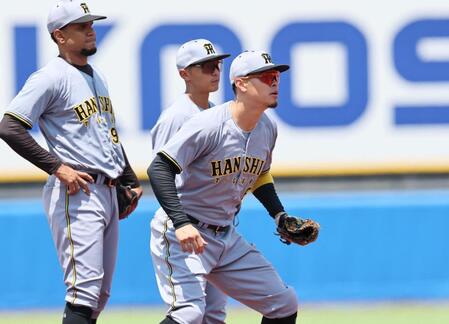 　三塁でシートノックを受ける（右から）佐藤輝、熊谷、ヘルナンデス（撮影・田中太一）