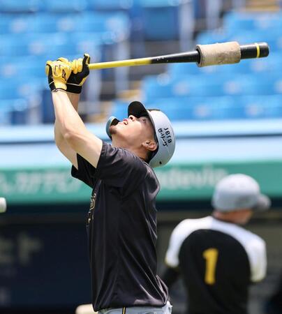　バットを掲げる佐藤輝（撮影・田中太一）