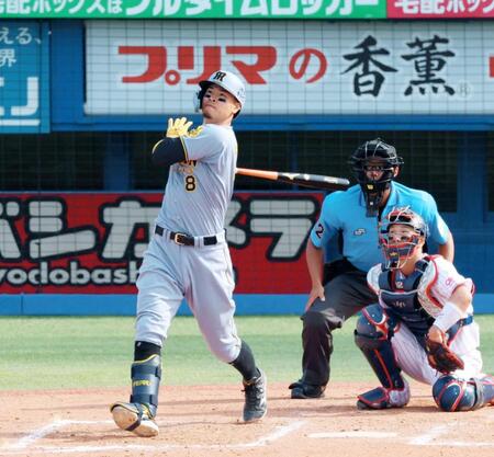 　８回、ソロを放つ佐藤輝（撮影・金田祐二）