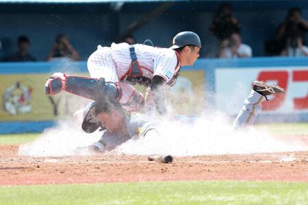 　５回、伊藤将のスクイズで生還する前川（撮影・西岡正）