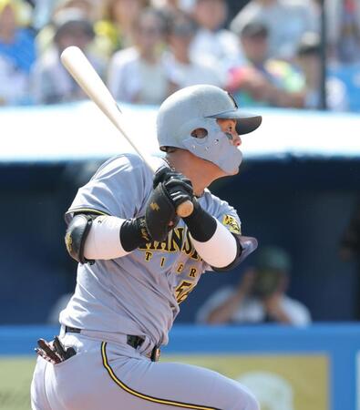 　５回、中前打を放つ前川（撮影・西岡正）