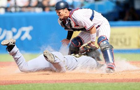 　５回、伊藤将のスクイズで生還する前川（撮影・田中太一）