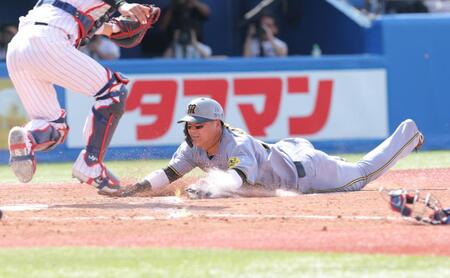 　５回、伊藤将のスクイズで生還する前川（撮影・西岡正）