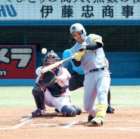 　１回、先制ソロを放つ森下（撮影・金田祐二）