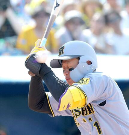 　五回、手に死球を受ける森下（撮影・西岡正）