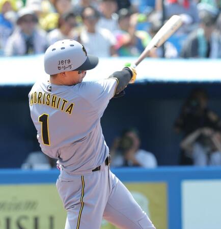 　１回、左中間に先制ソロを放つ森下（撮影・西岡正）