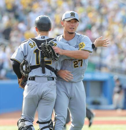 　完封勝利で坂本（左）と抱き合う伊藤将（撮影・西岡正）
