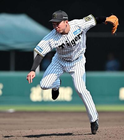 　８回に登板し、三者連続三振に抑えた石井（撮影・西田忠信）