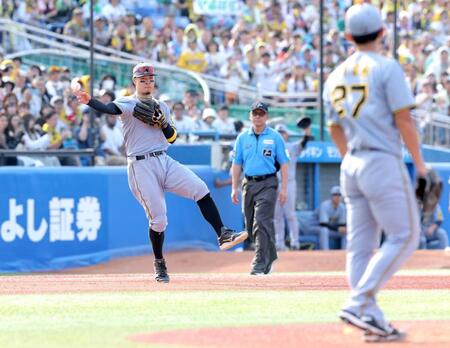 【写真】阪神・佐藤輝明の華麗な三塁守備に解説絶賛「華のある終わり方」