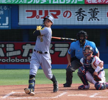 　８回、ソロを放つ佐藤輝（撮影・金田祐二）