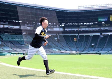 　走り込む伊原（撮影・田中太一）