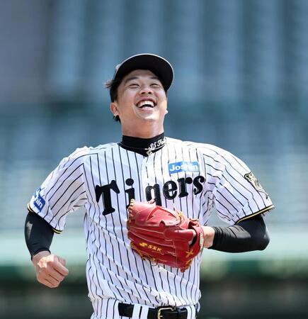 　練習の合間、笑顔を見せる才木（撮影・田中太一）