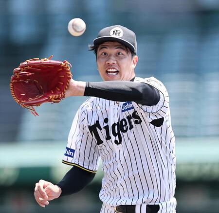 　ノックを受けベースカバーに入る才木（撮影・田中太一）