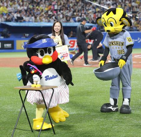 　トラッキー（左）と輪投げ対決で的を外した後、いんちきするつばみ＝２７日