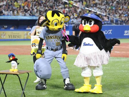 　トラッキー（左）と輪投げ対決で踊り出すつばみ＝２７日