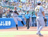 　９回、オスナの三塁ゴロを捕球じ、一塁へ送球する佐藤輝＝２９日