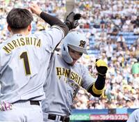 　８回、ソロを放った佐藤輝は森下とタッチを交わす（撮影・田中太一）