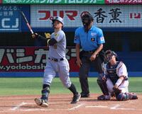 　８回、ソロを放つ佐藤輝（撮影・金田祐二）