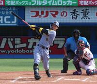 　８回、ソロを放つ佐藤輝（撮影・金田祐二）