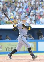 　８回、ソロを放つ佐藤輝（撮影・西岡正）