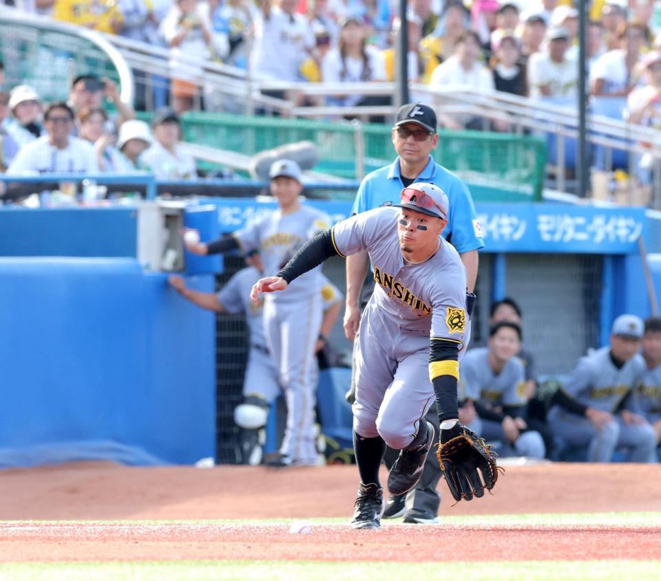 　９回、オスナの三ゴロを捕球する佐藤輝（撮影・西岡正）