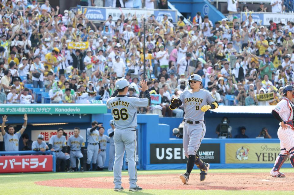 　８回、ソロを放ち、歓声の中を生還する佐藤輝（撮影・西岡正）