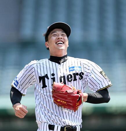 　練習の合間、笑顔を見せる才木（撮影・田中太一）