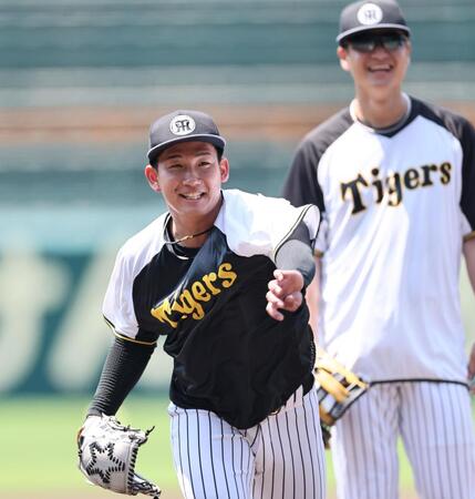 　ノックを受け送球する伊原（撮影・田中太一）