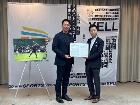 　包括連携協定締結式に出席したＬＩＮＫ　ＵＰ・石井代表理事と兵庫県・田中県民生活部長（右）