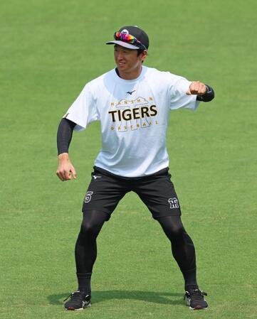 　短パン姿で練習する近本（撮影・立川洋一郎）