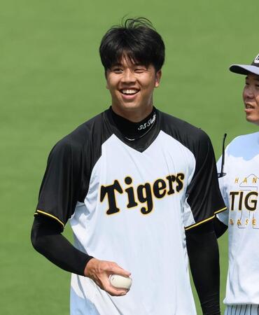 　キャッチボールを終え笑顔を見せ才木（撮影・立川洋一郎）