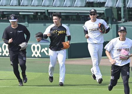 　１軍に合流した石井（左から２人目）