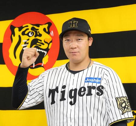 　ファン投票でオールスターゲーム出場が決まり、ポーズを決める大山（撮影・北村雅宏）