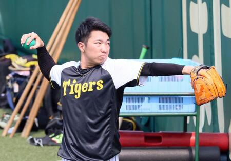 　カラーボールでトレーニングする石井（撮影・立川洋一郎）