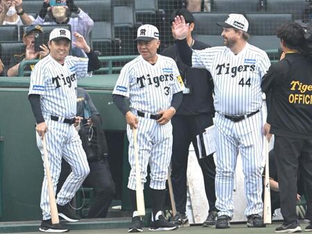 　ユニホーム姿でグラウンドに登場する（左から）岡田彰布顧問、掛布雅之ＯＢ会長、ランディ・バース氏（撮影・飯室逸平）